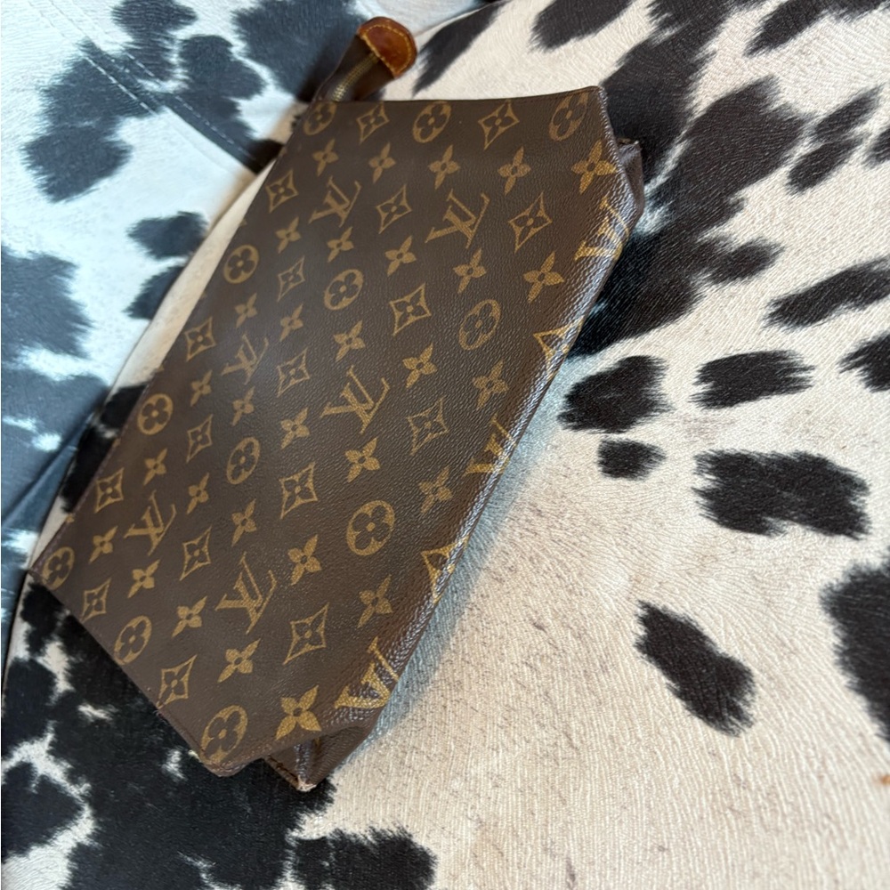Louis Vuitton Monogram 26 Toiletry Pouch - Picture 6 of 16